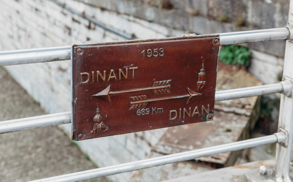 Dinant sign